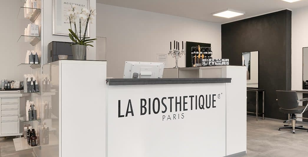 Empfangsbereich des Salons Thomas Herrmann mit La Biosthétique Tresen