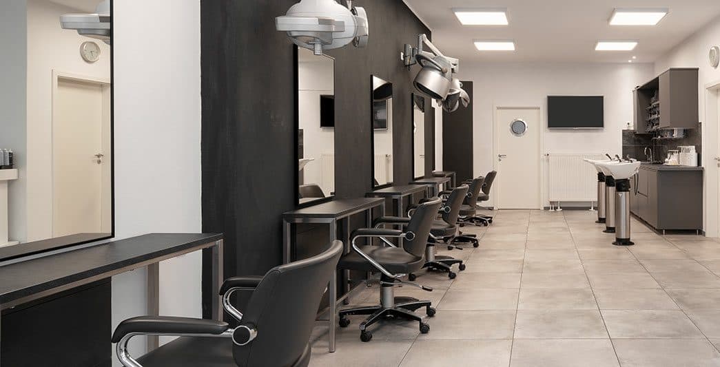 Blick durch den Salon von Thomas Herrmann mit Spiegelplätzen und Bedienungsstühlen