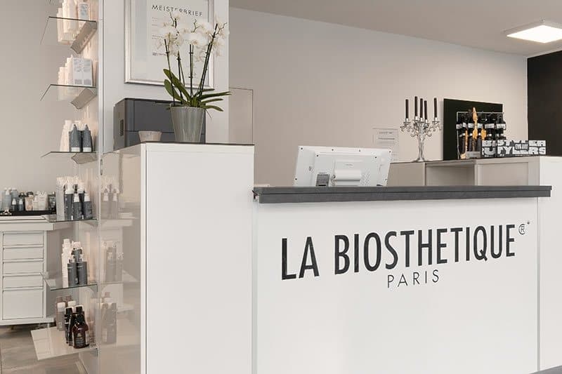 Empfangstresen mit La Biosthétique Schriftzug
